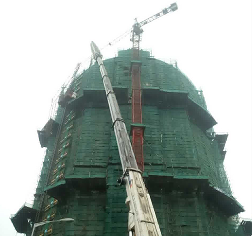 铁岭吊车在工地上作业